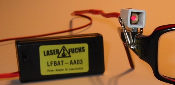 Ein selbstgebauter Laserpointer an einem Brillenbügel.
